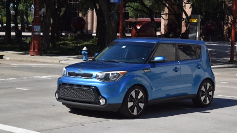Kia Soul de color azul en la ciudad de Houston