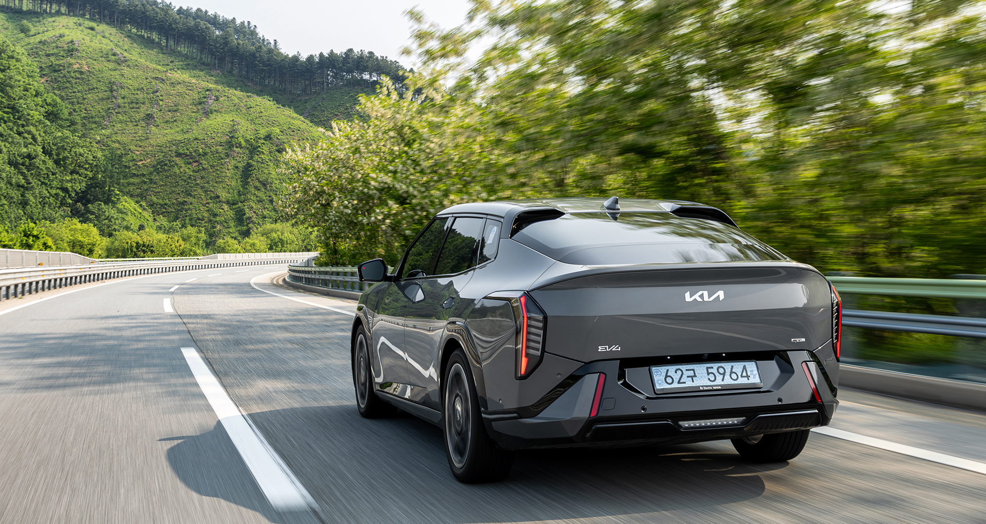 Kia EV4 viene en versiones hatchback y sedán.