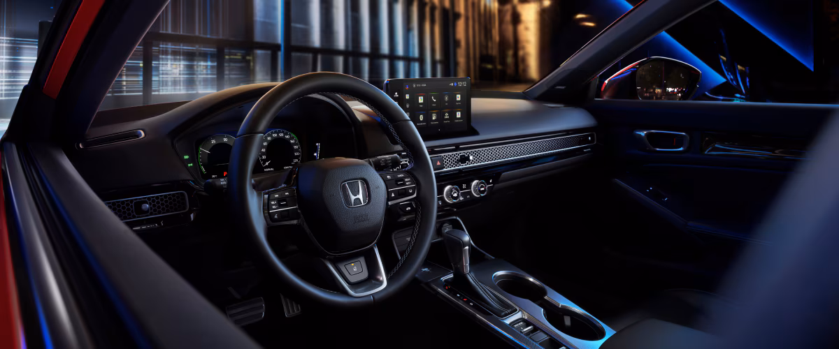 interior del Honda Civic Hybrid Hatchback 2026 mostrando toda la tecnología con la que cuenta