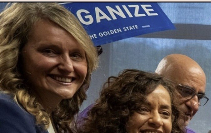 El gobernador de California, Gavin Newsom, firma la ley AB 1340 rodeado de conductores de Uber y Lyft que celebran el nuevo derecho a sindicalizarse.