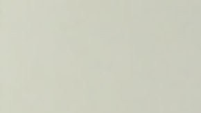 Exhibición de varios modelos de Mitsubishi, incluyendo un Outlander y otros SUVs cubiertos, en un escenario al atardecer