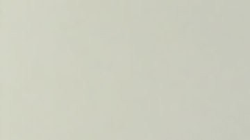 Exhibición de varios modelos de Mitsubishi, incluyendo un Outlander y otros SUVs cubiertos, en un escenario al atardecer