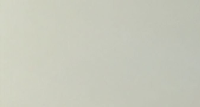 Exhibición de varios modelos de Mitsubishi, incluyendo un Outlander y otros SUVs cubiertos, en un escenario al atardecer