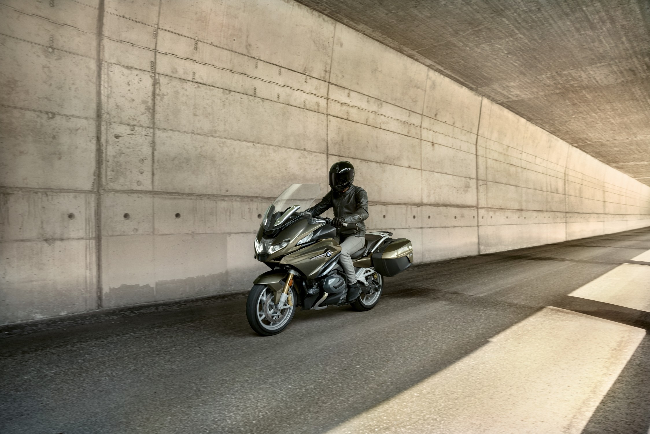 Las mejores motos para viajes largos: autonomía de 400+ km y comodidad total en ruta.