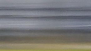 Auto Porsche 963 en segundo lugar en un circuito, capturado en alta velocidad.