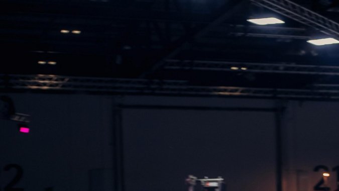 Carreras de autos eléctricos de Formula E en un circuito cubierto con publicidad de Hankook y Porsche.