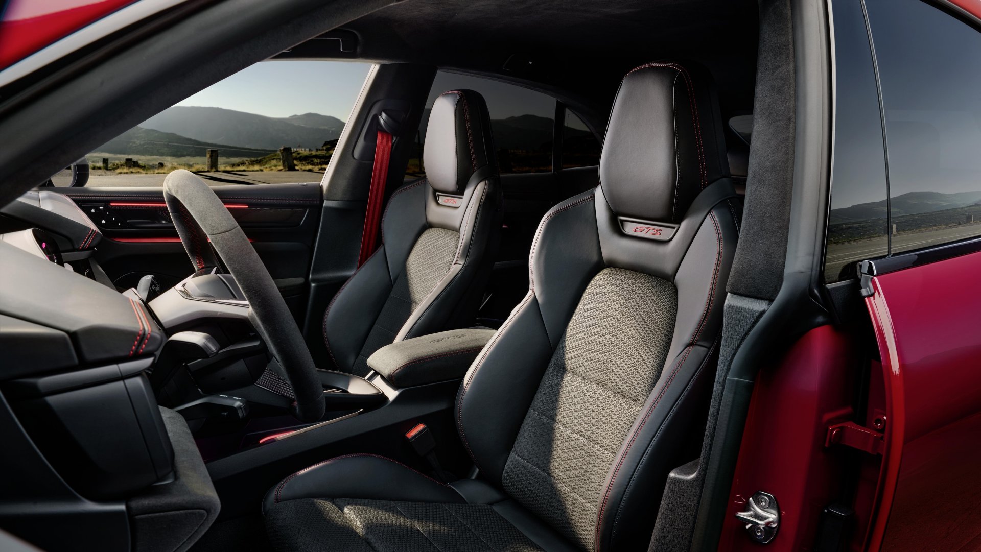 Porsche Macan GTS eléctrico 2026 tiene varios acabados en su interior.