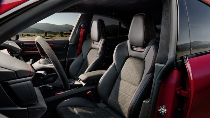 Porsche Macan GTS eléctrico 2026 tiene varios acabados en su interior.