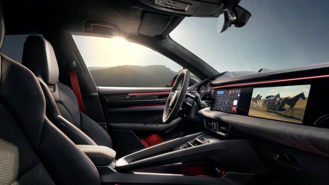 Porsche Macan GTS eléctrico 2026 tiene varios niveles de equipamiento con cuero y alcantara.