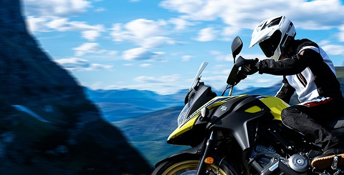Suzuki V-Strom 650XT en la ruta montañosa