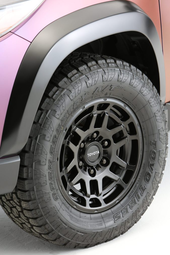 Toyota Corolla Cross Nasu Edition usa llantas todoterreno.