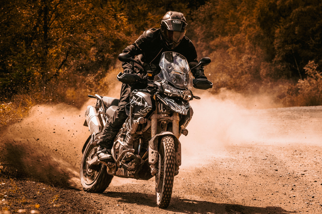 Triumph Tiger 1200 en una carretera de tierra