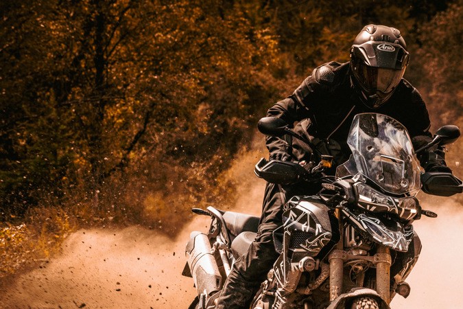 Triumph Tiger 1200 en una carretera de tierra