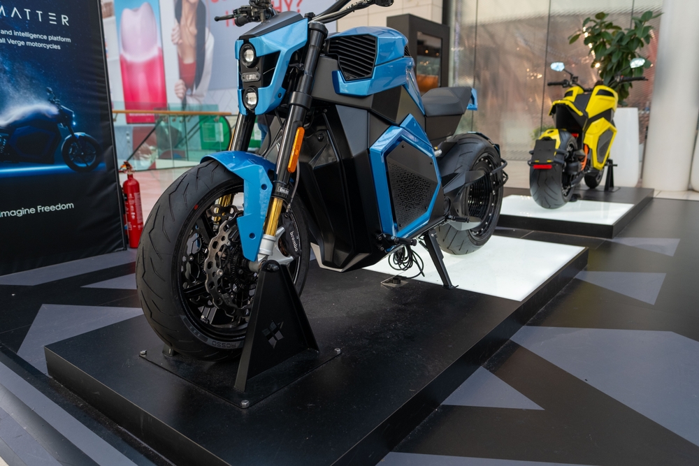 Verge TS Ultra azul en exhibición, motocicleta eléctrica innovadora con 233 millas de autonomía