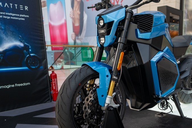 Verge TS Ultra azul en exhibición, motocicleta eléctrica innovadora con 233 millas de autonomía