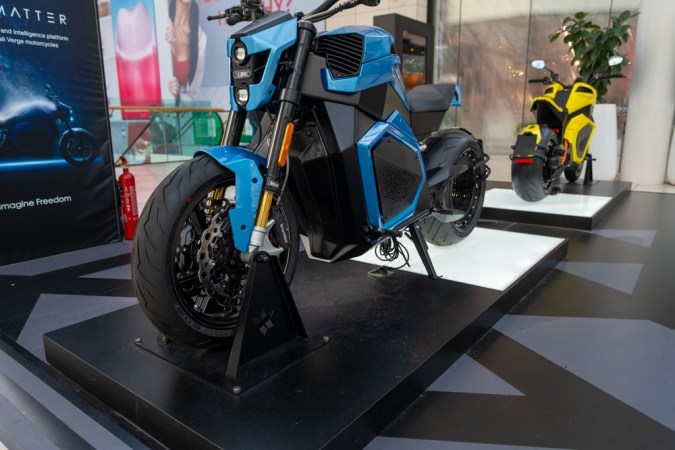Verge TS Ultra azul en exhibición, motocicleta eléctrica innovadora con 233 millas de autonomía