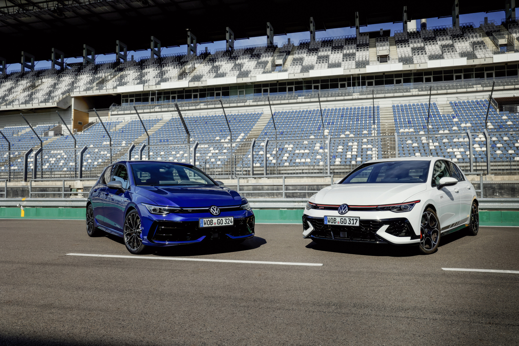 Volkswagen Golf GTI y Golf R 2026 en pista: diseño deportivo y tecnología de los mejores autos según MotorTrend.