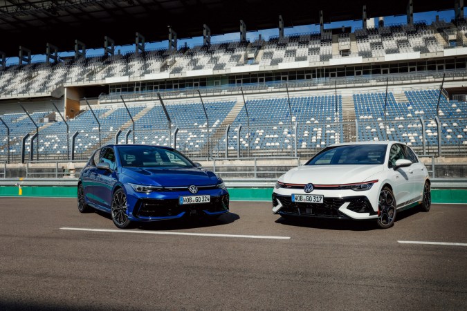 Volkswagen Golf GTI y Golf R 2026 en pista: diseño deportivo y tecnología de los mejores autos según MotorTrend.