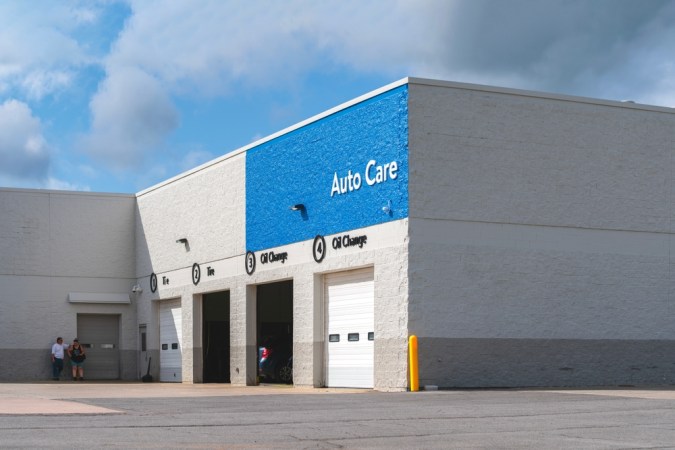 Vista de cerca de Walmart Supercenter Auto Care Center, Walmart