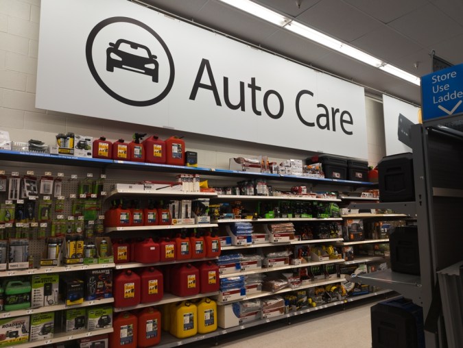 Pasillo de cuidado de automóviles Walmart en una tienda Walmart