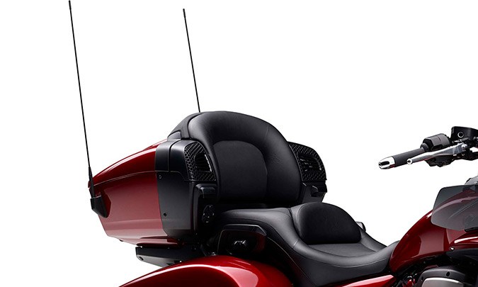 Yamaha Star Venture color rojo, con fondo blanco