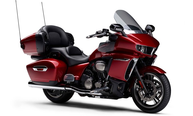 Yamaha Star Venture color rojo, con fondo blanco