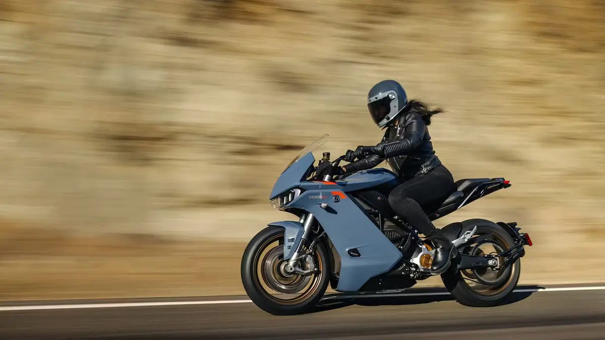 Zero SR/S gris en carretera desértica, moto eléctrica americana de 187 millas combinadas