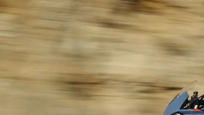 Zero SR/S gris en carretera desértica, moto eléctrica americana de 187 millas combinadas