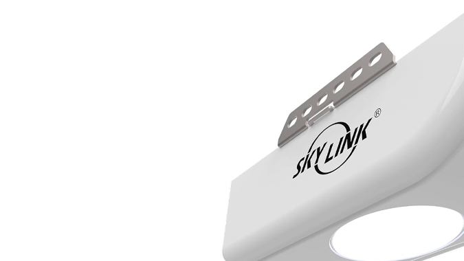 El abridor de puerta de garaje de SkyLink es ligero y de fácil instalación.