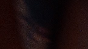 Vista interior de auto en carretera nocturna, luces borrosas