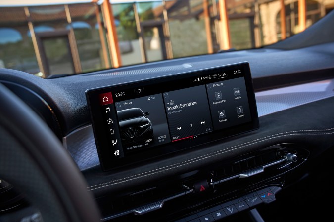 Alfa Romeo Tonale 2026 agrega nuevas tecnologías.
