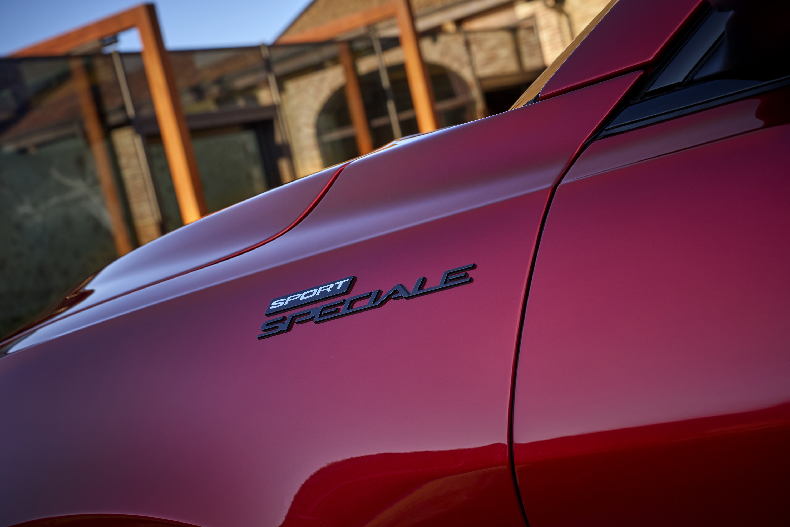 Alfa Romeo Tonale 2026 tiene nuevas opciones con la Sport Speciale.