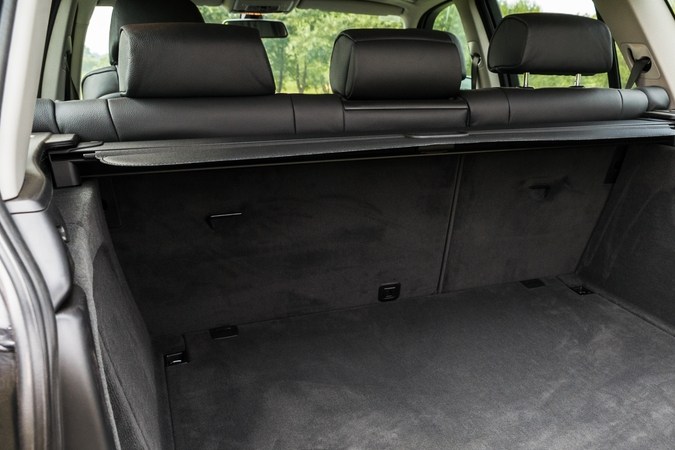 gran maletero abierto de un coche moderno con alfombrado en condiciones de desgaste