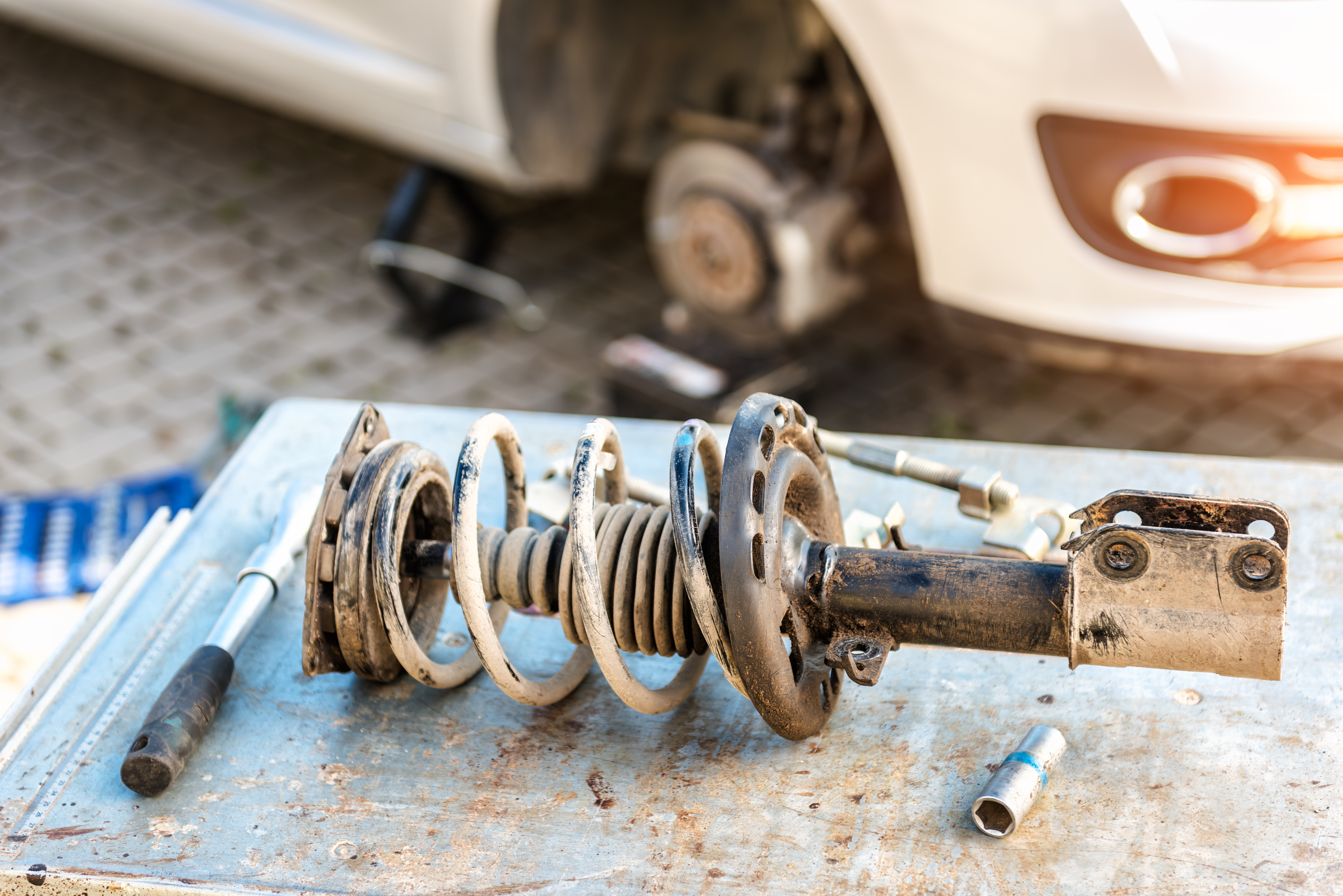 Los amortiguadores deben cambiarse cuando están con fallas.