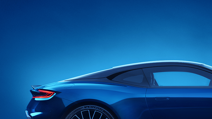 Aston Martin DB12 S tiene un alto rendimiento en carretera.