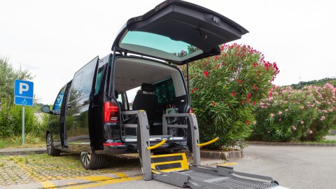 Transporte para personas con discapacidad en silla de ruedas. Coche accesible con rampa elevadora.