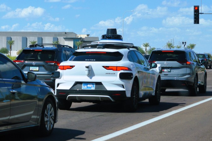Los robotaxi pudieran tener multas en 2026.