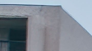 Auto muscle car amarillo convertible girando a Ocean drive en miami beach al atardecer