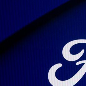 Auto deportivo Ford en exhibición durante el Auto Show de Los Ángeles 2025, con diseño moderno y luces LED.