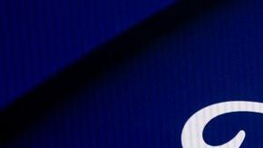 Auto deportivo Ford en exhibición durante el Auto Show de Los Ángeles 2025, con diseño moderno y luces LED.