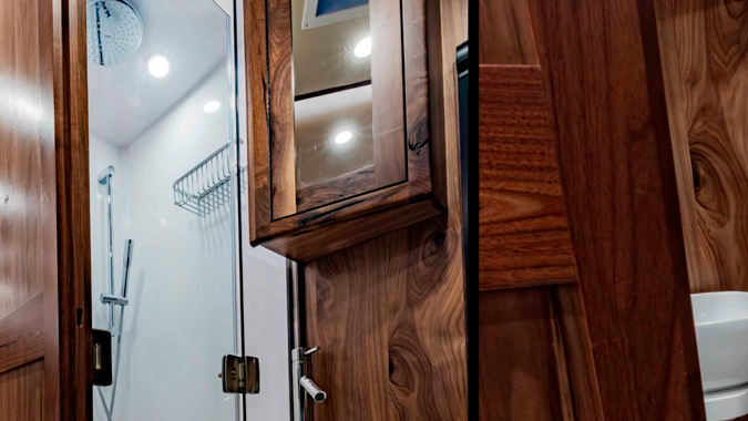 Autocaravana Earthroamer SX tiene un baño de lujo.