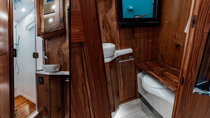 Autocaravana Earthroamer SX tiene un baño de lujo.