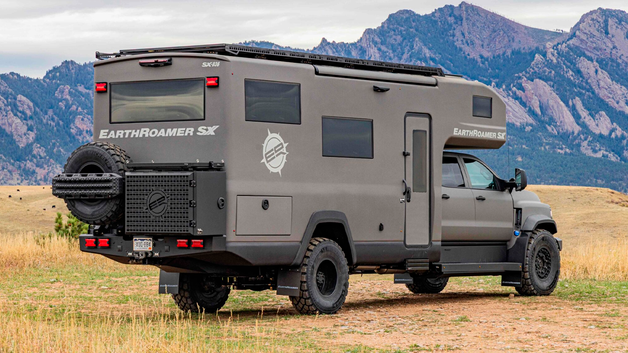 Autocaravana Earthroamer SX es mucho más grande y espaciosa.