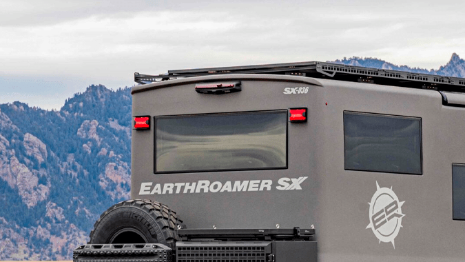 Autocaravana Earthroamer SX es mucho más grande y espaciosa.