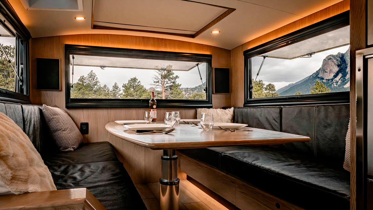 Autocaravana Earthroamer SX tiene un comedor amplio.