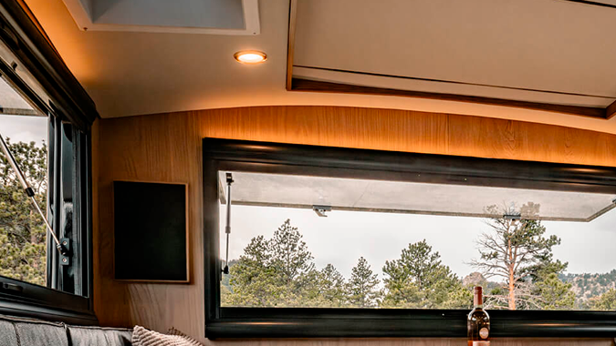 Autocaravana Earthroamer SX tiene un comedor amplio.