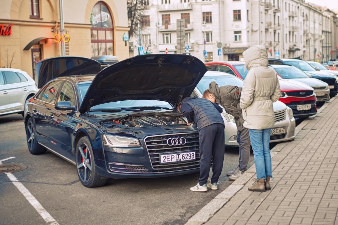 Es recomendable llevar a un mecánico al momento de revisar una compra de autos usados.
