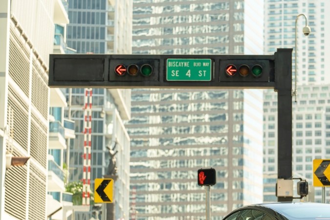 Futuro del tráfico: luz blanca en semáforos para autos autónomos