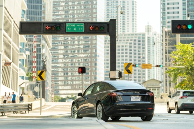 Futuro del tráfico: luz blanca en semáforos para autos autónomos