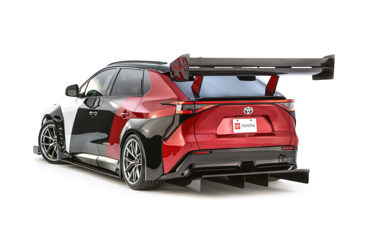 Toyota bZ Time Attack Concept tiene un kit aerodinámico de alto rendimiento.